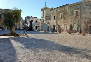 piazza, albero, bicicletta, case, finestre, vasi, cielo