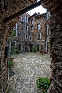 finestre, borgo, vasi, piante, porte, arco, pietra, piazza, case, verde, pietre, cortile, scorcio, selciato, mattoni, paese