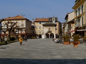 piazza, alberi, persone, palazzi, campanile, archi, vasi, case, scala, portico, passanti