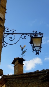 lampione, gallo, tetto, comignolo, cielo, nuvole, banderuola, camino, metallo, insegna, bandiera, azzurro