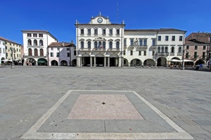 piazza, orologio, cielo, palazzi, finestre, portici, bandiera, balconi, archi, case, lampioni, palazzo, ombrelloni, colonne, municipio