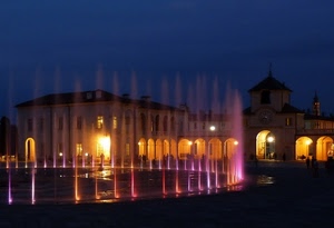 fontana, acqua, luci, piazza, sera, blu, colori, portici, zampilli, rosa, notturno