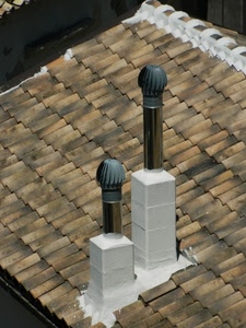comignoli, tetto, tegole, due, acciaio, coppi, camini, bianco