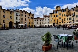 piazza, ombrelloni, nuvole, sedie, case, cielo, finestre, archi, vaso, tavolini, piante, bar, tavoli, vasi, persone, palazzi