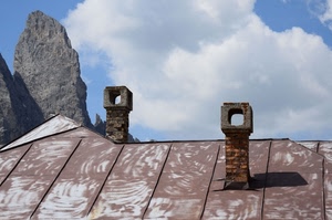 tetto, nuvole, cielo, comignoli, montagna, bianco, camini, due, rocce, azzurro, roccia