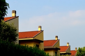 tetti, comignoli, cielo, case, giallo, cinque, verde, rosso, alberi