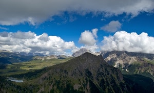 nuvole, montagne, cielo, panorama, azzurro, vette, verde, bianco, alberi, cime, rocce, lago, roccia, blu, paesaggio, ombre, ombra