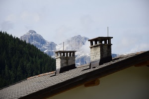 tetto, comignoli, montagne, due, alberi, montagna, cielo, bosco