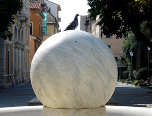 marmo, sfera, alberi, palla, monumento, case, bianco, piccione, palazzi, fontana
