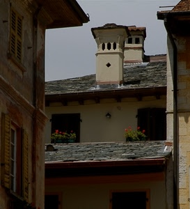 comignoli, finestre, tetti, due, fiori, tetto, persiane, case, tegole