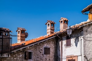 finestre, comignoli, lampione, tetto, cielo, azzurro, tegole, ringhiera, antenna, coppi, antenne, tetti, camini, grondaia, balcone