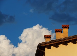 nuvole, tetto, comignoli, cielo, casa, tre, camini, tegole, giallo, travi, bianco, grondaia, azzurro, rosso