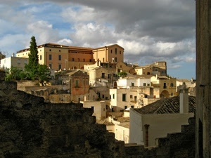 case, nuvole, borgo, paese, cielo, tetti, alberi, paesaggio, finestre, comignolo, muro, mura, albero