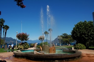 fontana, alberi, acqua, cielo, persone, montagne, lampioni, zampilli, palme, piazza, giardino, spruzzi, cespugli, montagna, azzurro, piante, fiori