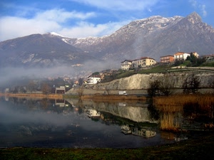 riflesso, montagne, acqua, nuvole, montagna, lago, cielo, case, nebbia, paese