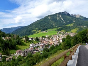montagna, strada, panorama, paese, alberi, nuvole, case, guardrail, montagne, prati, verde