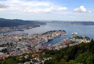 case, panorama, nuvole, mare, cielo, città, acqua, navi, porto, colline, paesaggio, barche, tetti, lago, alberi