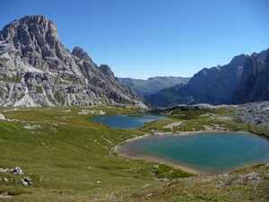 laghi, montagne, cielo, montagna, rocce, prato, verde, lago, acqua, panorama