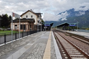 binari, stazione, nuvole, ferrovia, rotaie, pensilina, montagna, montagne, staccionata, prospettiva, marciapiede