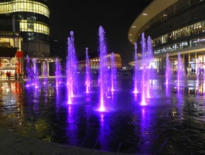 fontana, viola, notturno, acqua, zampilli, spruzzi, getti, luci, palazzi, piazza