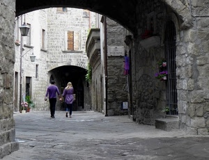 vicolo, viola, arco, finestre, persone, coppia, due, archi, cancello, passanti, borgo, lampione, palazzi, porte, strada, fiori