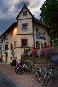 biciclette, fiori, casa, finestre, nuvole, scorcio, luci, muro