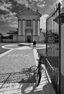 bicicletta, cancello, chiesa, ombra, piazza, fontana, bianconero, bianco