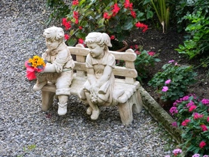 panchina, fiori, bambini, giardino, statue, ghiaia, piante, aiuola, bianco
