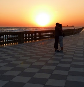 tramonto, mare, sole, innamorati, due, livorno, bacio, terrazza, cielo, controluce, abbraccio