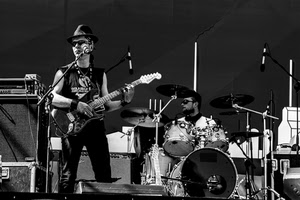 chitarra, batteria, bianconero, musicisti, musica, microfoni, concerto, band, chitarrista