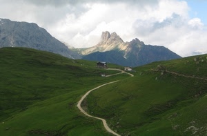montagna, strada, nuvole, sentiero, prati, montagne, case, erba, verde, baite, paesaggio, cielo