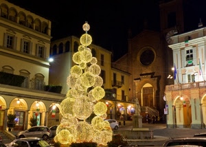 piazza, natale, albero, palle, luci, chiesa, fontana, portici, auto