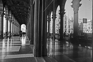colonne, riflesso, bianconero, portico, milano, duomo, passanti, vetrine, portici
