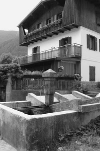 bianconero, lavatoio, acqua, fontana, casa, balconi, balcone, finestre