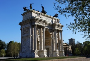 arco, colonne, alberi, statue, monumento, cavalli, cielo, prato, verde, milano, azzurro, rami