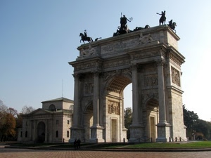 arco, colonne, statue, monumento, cavalli, piazza, aiuola