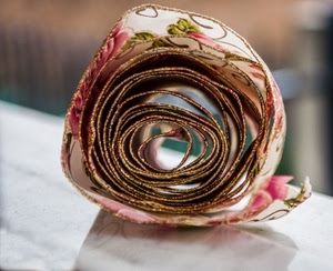 nastro, spirale, oro, rosa, fiori, verde, macro, bianco