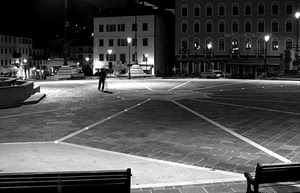 piazza, lampioni, panchine, finestre, bianconero, luci, palazzi, righe, fontana, notte, passante, linee, case, persona, fotografo, nero, notturno, bianco, panchina, strisce
