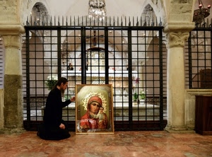 quadro, altare, colonne, cancello, chiesa, prete, madonna, marmo, lampadario, archi, capitelli, cancellata, sacerdote, devozione, icona, fiori, ferro