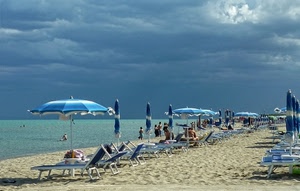 mare, ombrelloni, spiaggia, lettini, sabbia, nuvole, azzurro