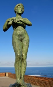 mare, donna, statua, nudo, cielo, azzurro, verde, muretto, gambe, bronzo, acqua, mattoni, braccia, monumento, orizzonte, muro, scultura