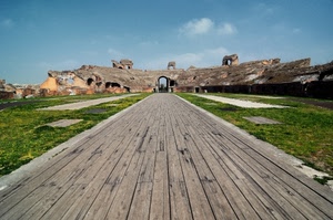 cielo, legno, prato, erba, verde, strada, passerella, anfiteatro, ruderi, nuvole, arco, rovine, arena, teatro, prospettiva, rudere, archi, tavole, assi