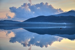 nuvole, lago, riflesso, cielo, azzurro, riflessi, acqua, montagne, blu, paesaggio, colline, specchio, foschia