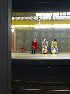 donne, tre, stazione, metropolitana, binari, attesa, fermata