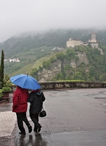 pioggia, ombrello, castello, montagna, borsa, due, strada, azzurro, nebbia, coppia, persone, nuvole, verde, maltempo, alberi