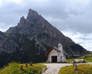 montagna, chiesa, chiesetta, strada, erba, cielo, campanile, sentiero, nuvole, prato, verde, roccia, bianco