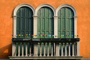 balcone, verde, fiori, finestre, tre, balaustra, vasi, porte, colonne, archi, arancione, imposte, legno, ombra, colori