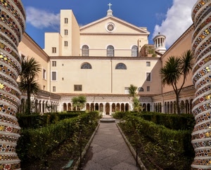 colonne, chiesa, chiostro, croce, archi, finestre, alberi, giardino, nuvole, cielo, aiuole, siepe, verde, siepi, rosone, convento, mosaico, palme