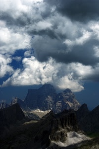 nuvole, cielo, montagne, montagna, vette, cime, neve, azzurro, rocce, ombre, bianco, nuvoloni, roccia