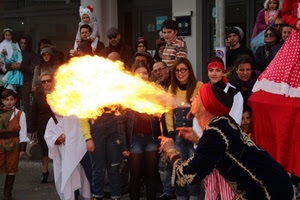 rosso, fuoco, nero, mangiafuoco, fiamma, bianco, persone, strada, costumi, spettacolo, spettatori, mangiatore, bambini, evento, turbante, costume, giallo, folla